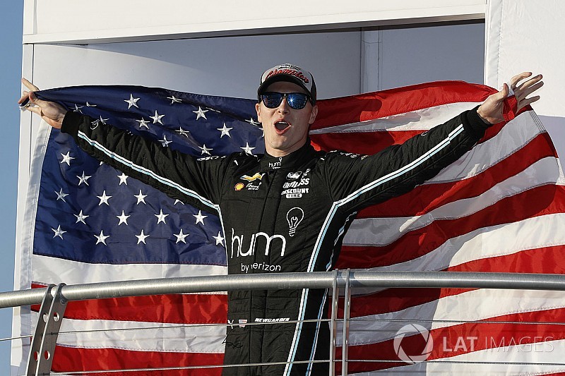 Newgarden y Castroneves compiten en un rallycross en nieve