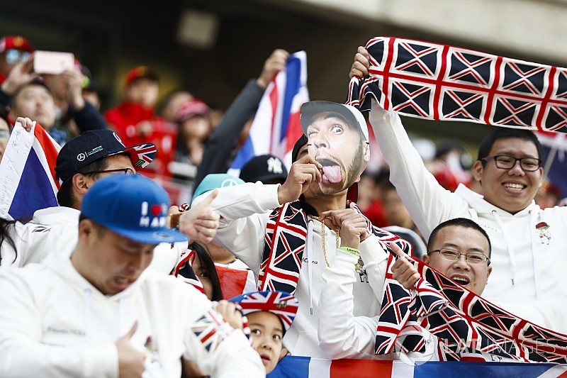 Hamilton feltűnő megjelenése a repülőtéren