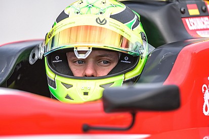 Mick Schumacher, babasının şampiyon olduğu F1 aracını sürdü