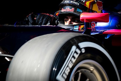 В Toro Rosso не смогли выполнить программу первого дня тестов