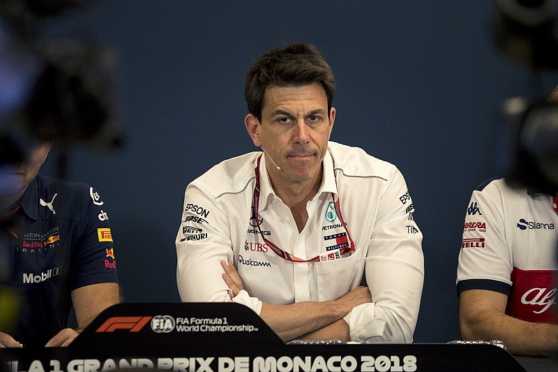 Wolff cuestiona el doble gasto en desarrollo motores para la normativa de 2021