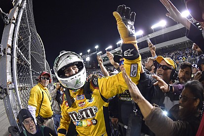 Kyle Busch makes it three in a row with win at Richmond