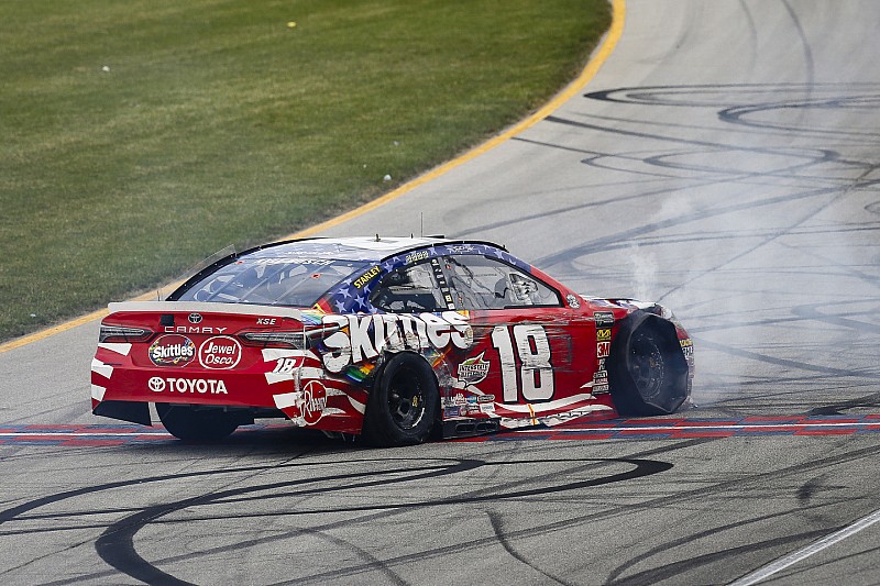 Кайл Буш попал в аварию на последнем круге, но выиграл гонку NASCAR в Чикаголенде