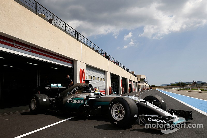 Hamilton aggódik: jövőre még rosszabb lesz a „fékhelyzet” a nehezebb kocsik miatt