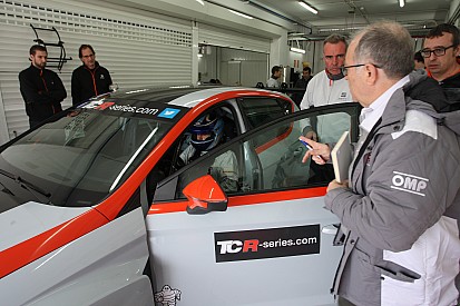 Larini prova le otto vetture TCR per definire il BoP