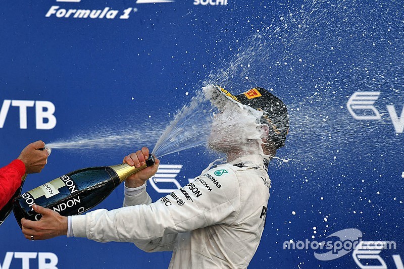 Die Geschichte zum Bild: Valtteri Bottas genießt Champagner