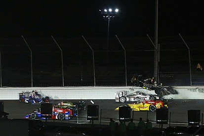 IndyCar: majdnem letarolta a versenyző fejét (videó)
