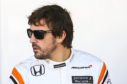 Alonso nem viccel: 24 órás gokartversenyen indul