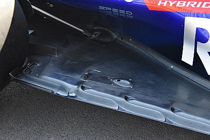 Szofisztikált padlólemez és egy alien a Toro Rosso padlólemezén