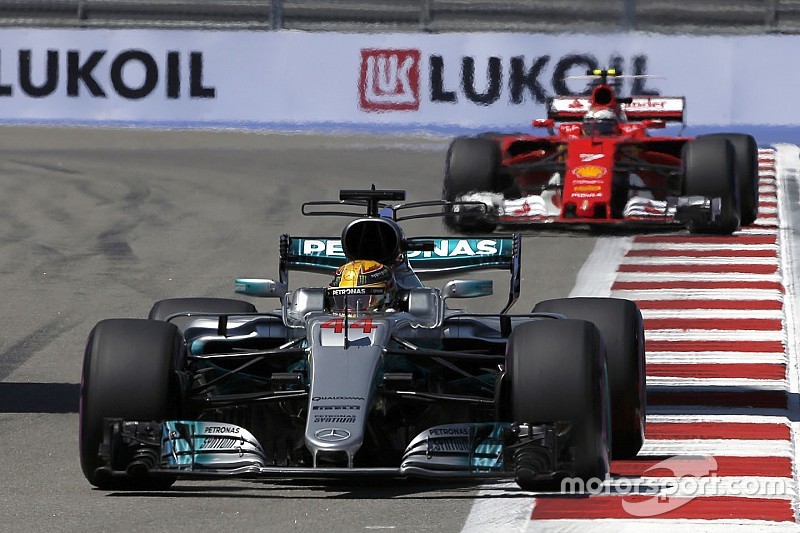 Hamilton nantikan pertarungan sulit melawan Ferrari