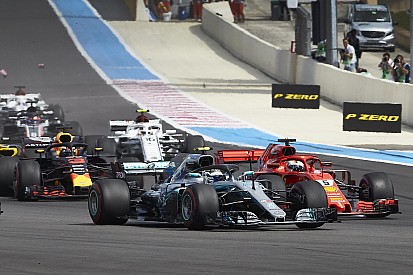 Diretor de prova da F1 defende punição a Vettel após batida