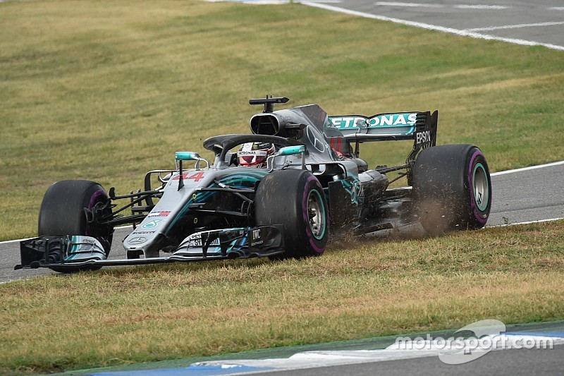 Incidente na entrada do pit pode tirar vitória de Hamilton