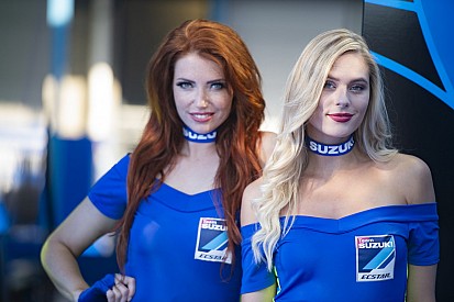 Grid girls holandesas esquentam bastidores da MotoGP