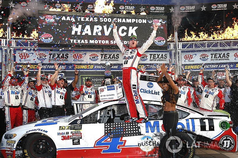 Harvick vence no Texas e se garante na final da NASCAR