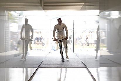 Hamilton varázslatos kört futott, Verstappené felért egy győzelemmel