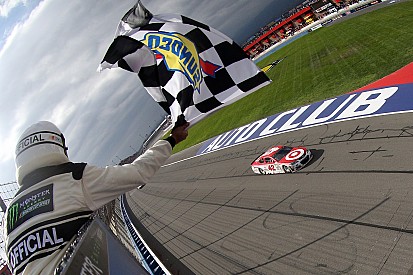 Kyle Larson gana en la Auto Club 400; Suárez se mete al Top 10