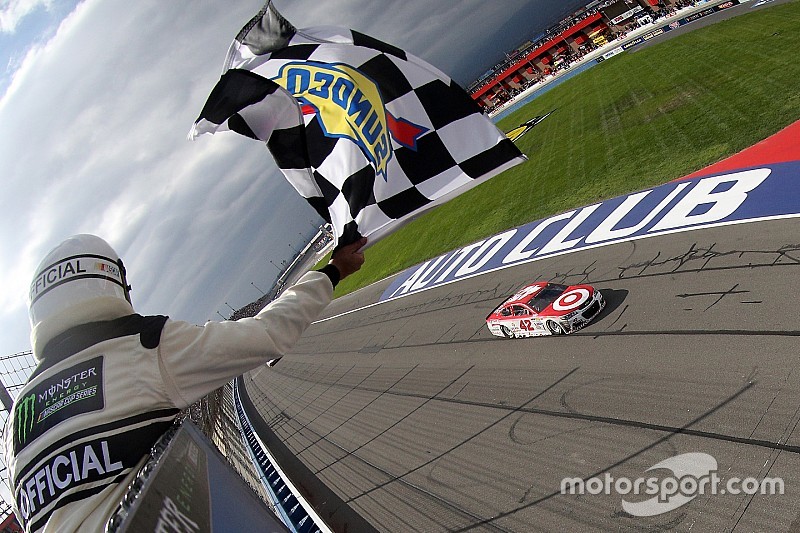 Kyle Larson gana en la Auto Club 400; Suárez se mete al Top 10