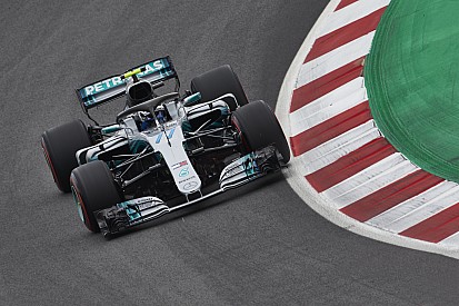 Bottas supera Giovinazzi e lidera manhã em Barcelona