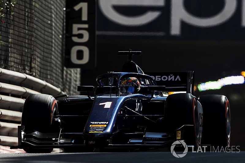 Artem Markelov conquista una folle Feature Race a Monaco