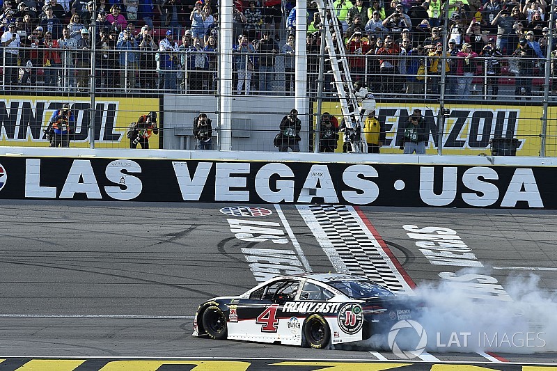 Харвик выиграл вторую гонку NASCAR подряд