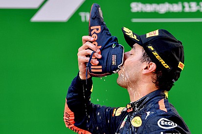 Räikkönen örül, hogy nem jutott neki Ricciardo pezsgőjéből