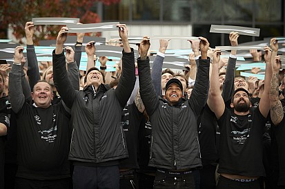 VIDEO: Mercedes arma fiesta para honrar a Hamilton