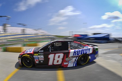 Kyle Busch con la pole en una recortada sesión en Kentucky, Suárez en 9º