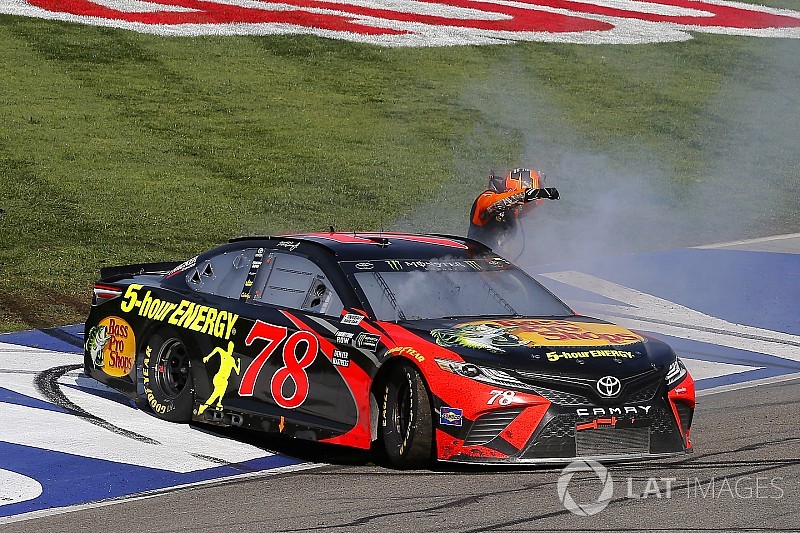 NASCAR in Fontana: Truex-Sieg und Harvick-Crash