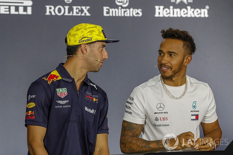 Hamilton advierte a Ricciardo que se concentre en Red Bull