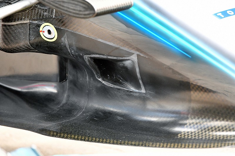 Mercedes W09 in evoluzione: diversa presa ai lati del muso e le barge board modificate