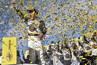 Harvick suma su segundo triunfo dominando en Las Vegas