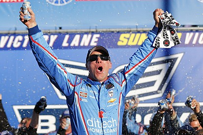 Harvick vence en Loudon y sigue en el Chase