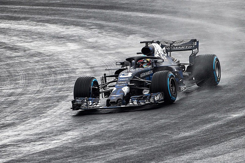 Nieuwe Red Bull RB14 maakt eerste meters op nat Silverstone