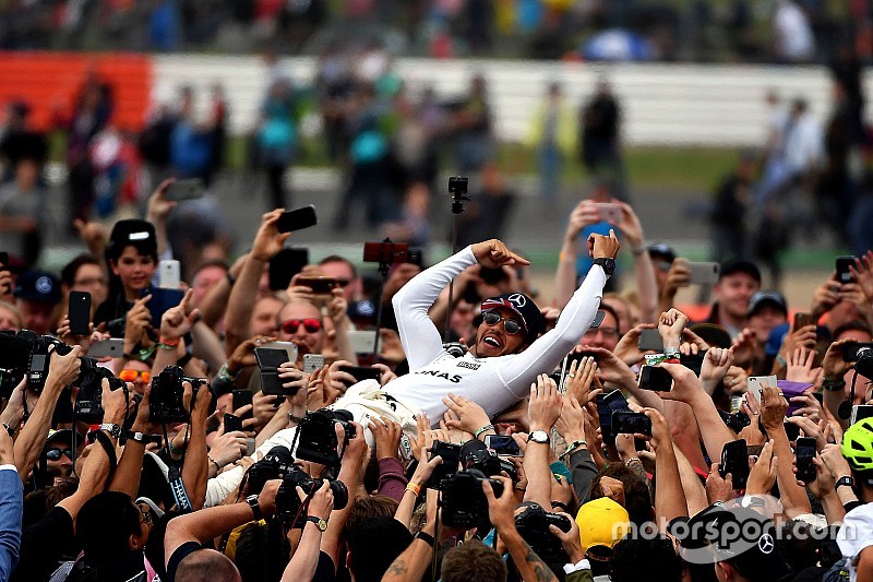 Így ugrott a tömeg közé Hamilton: videó, galéria