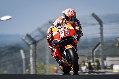 Marquez domina a Le Mans e scappa, sul podio Petrucci e Valentino