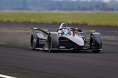 Pályára gurult a BMW saját Formula E-autója, az iFE.18