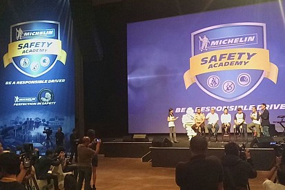 Michelin, Rio Haryanto, dan 250 Pelajar DKI Jakarta menandatangani Deklarasi Keselamatan Berkendara