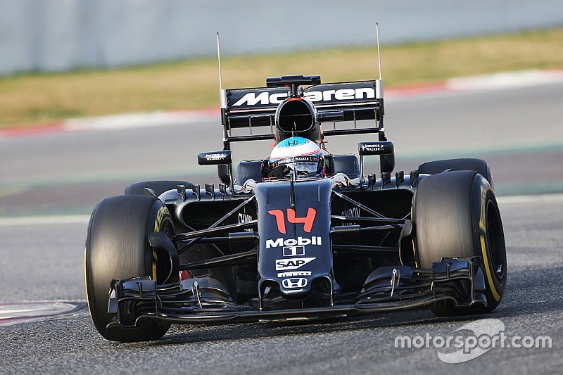 Alonso sufre problemas técnicos en la mañana