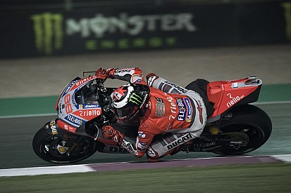 Lorenzo : "J'ai dû sauter de la moto pour éviter de heurter le mur"