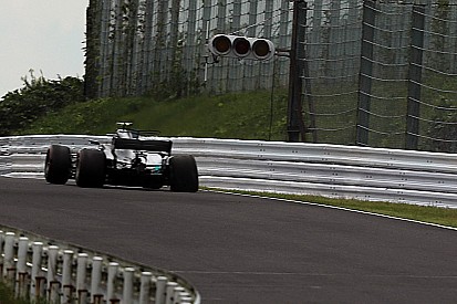 Onboard videón, ahogy Bottas eltalálja a korlátot Suzukában