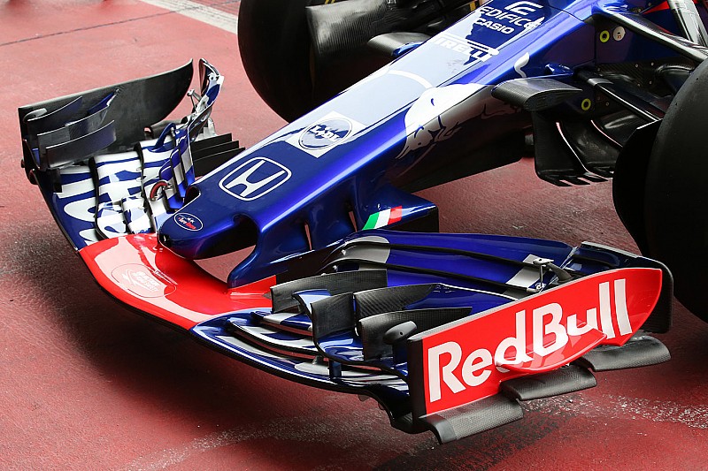 Toro Rosso fantasiosa con due soffiaggi nel marciapiede dell'ala anteriore