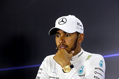 Hamilton admite que tiene un dilema sobre seguir o no en F1