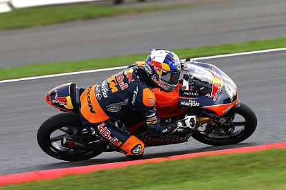 Moto3 Silverstone: Menangi duel ketat, Binder kokoh di puncak klasemen