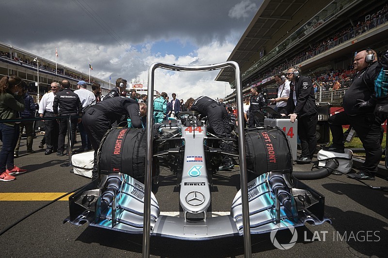 ÉLŐ F1-ES MŰSOR: Rengetegen támadják a Mercedest a Pirelli miatt... (LIVE)