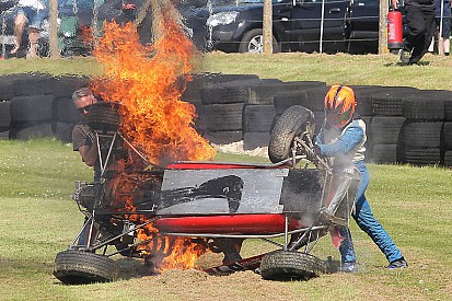 Un pilote de Formule Ford historique sauvé après un terrible crash