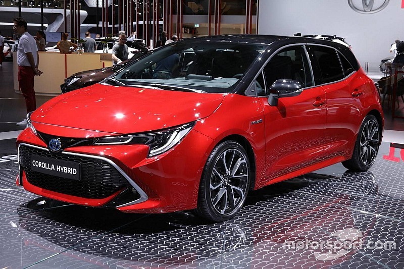 Хетчбек Toyota Corolla відправив модель Auris на пенсію в Парижі