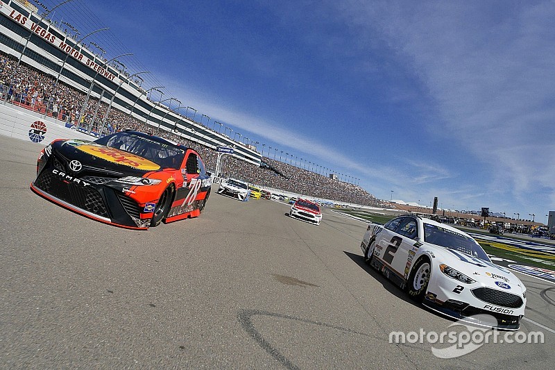 Truex ganó la segunda fase sobre Keselowski en Las Vegas