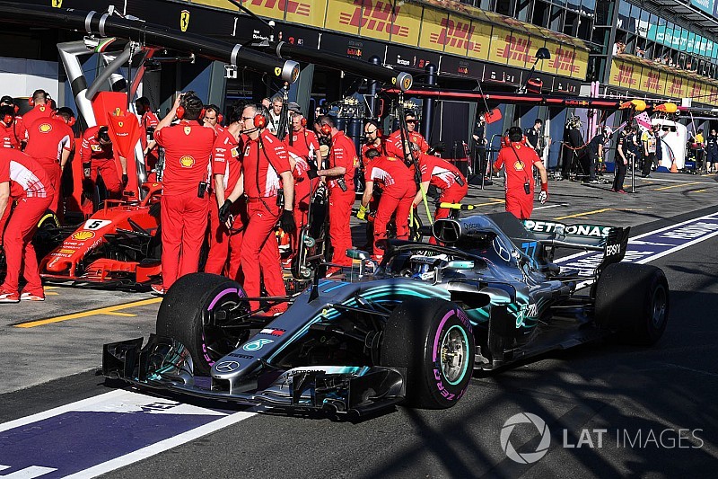 Damon Hill discute com Twitter oficial da Mercedes