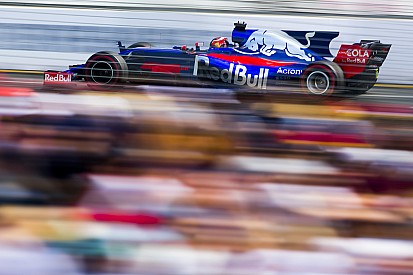 Квят поздравил Toro Rosso с выходом двух машин в финал