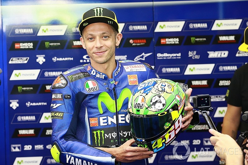 Bel gesto di Rossi: regala il casco del Mugello alla famiglia di Hayden
